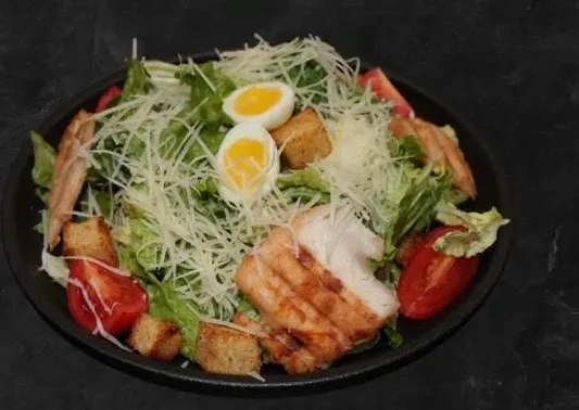 Салат Цезарь с курицей